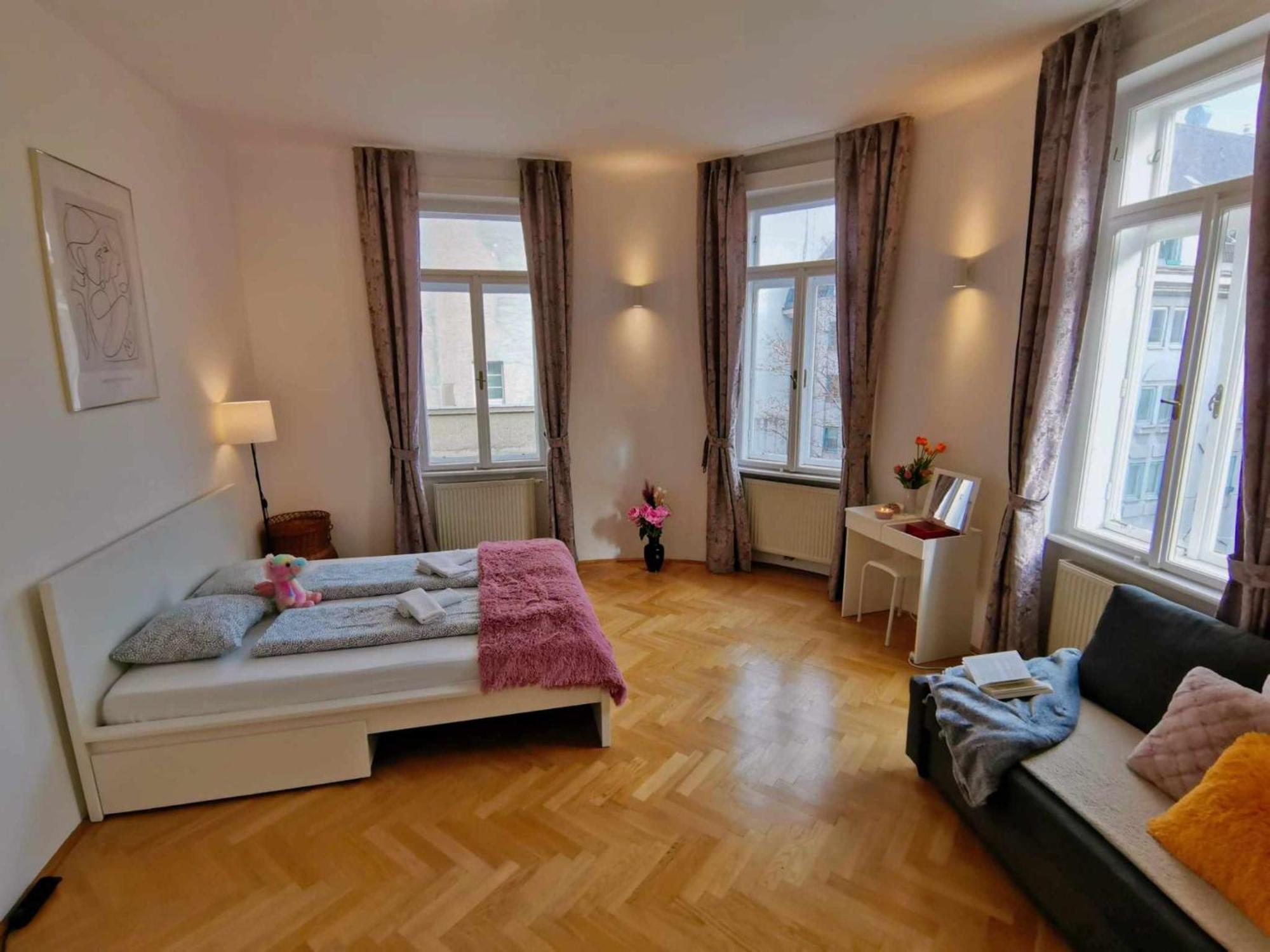 Central And Round 3 Minutes To City Shopping Center And Schoenbrunn Palace ウィーン エクステリア 写真