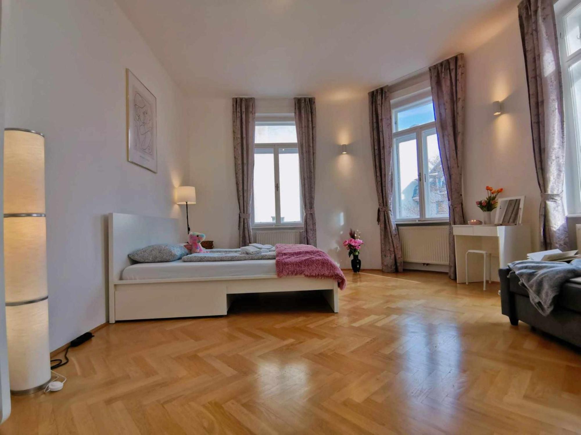 Central And Round 3 Minutes To City Shopping Center And Schoenbrunn Palace ウィーン エクステリア 写真