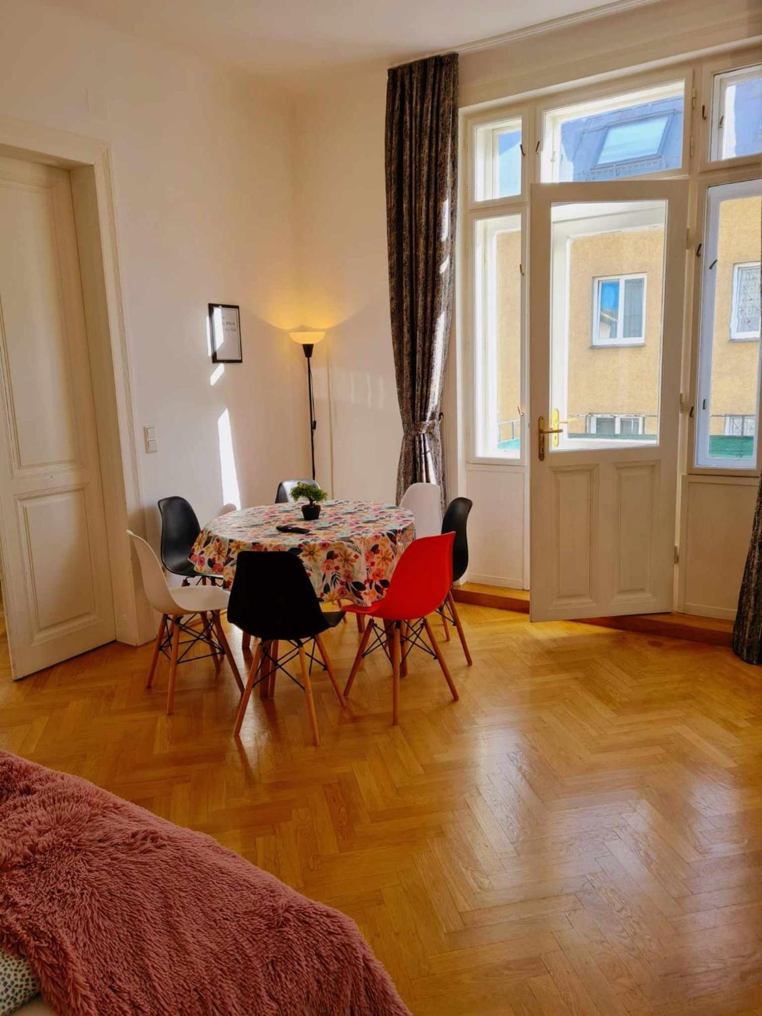 Central And Round 3 Minutes To City Shopping Center And Schoenbrunn Palace ウィーン エクステリア 写真